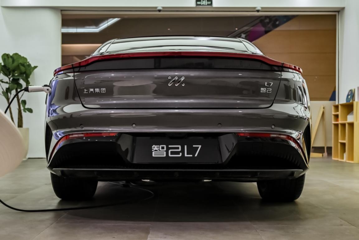 智己l7改款沉静式体验,智己ls7对比理想l7驾驶感受