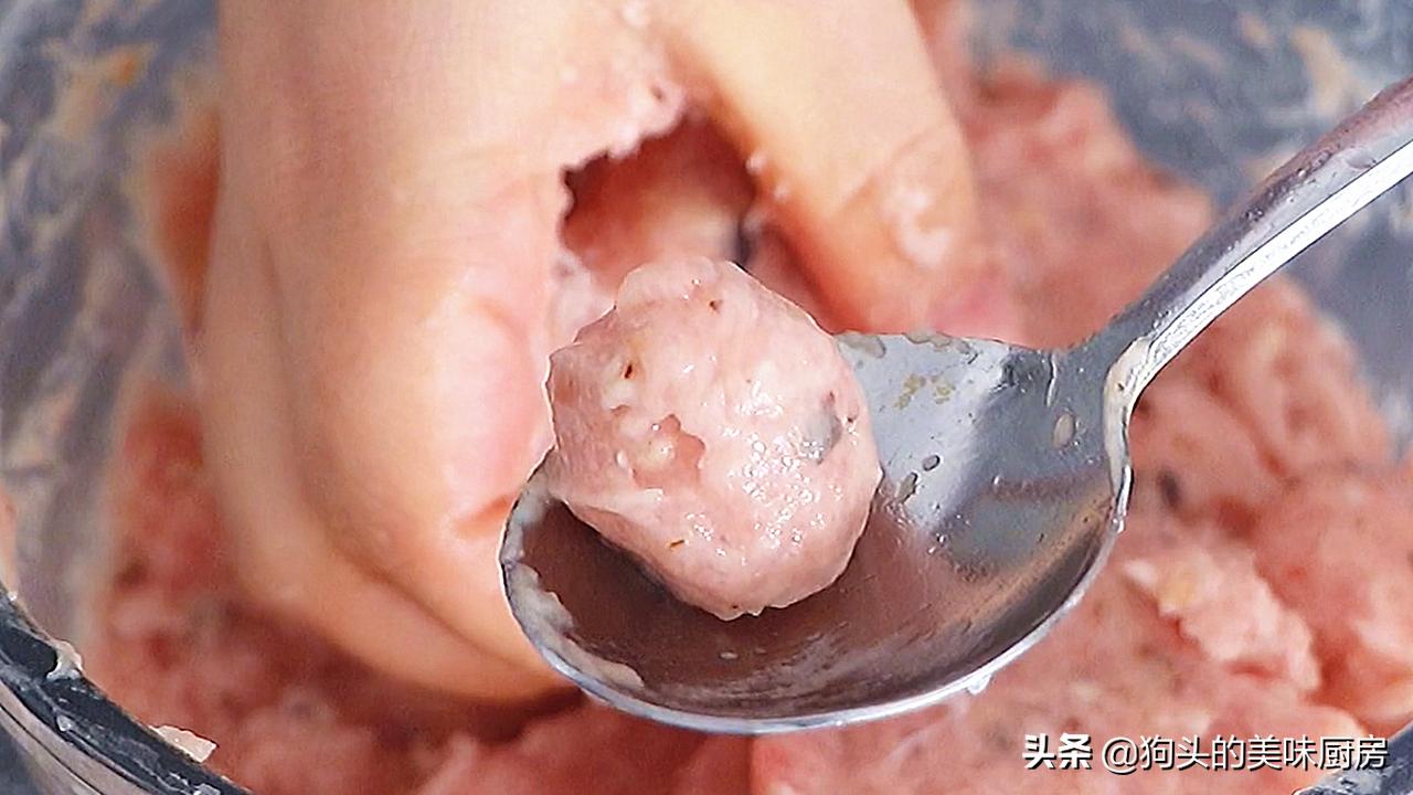 做猪肉丸子一斤肉放多少玉米淀粉,炸猪肉丸子的做法和配方的全过程