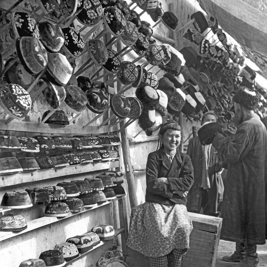 高清老照片：旗人格格大腿岔开豪放洗衣，地主三妻四妾不输女明星