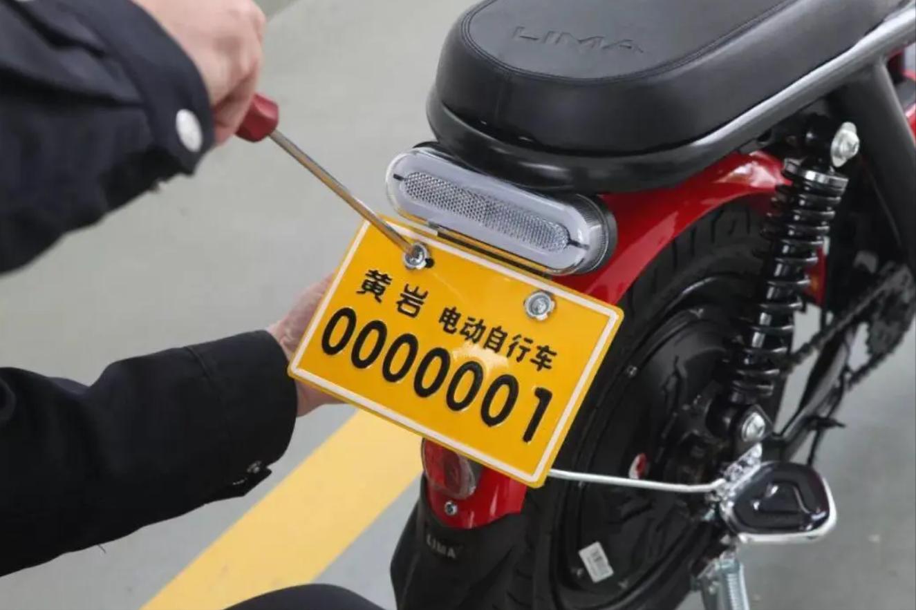 电动车有牌有证没戴头盔怎么处罚,交通法规定骑电动车必须戴头盔