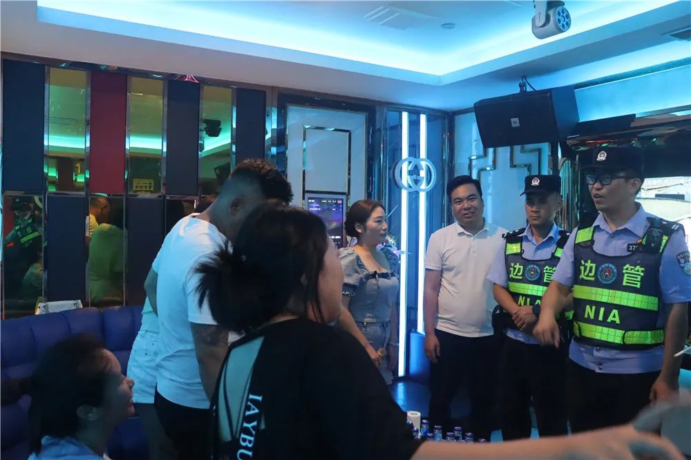 夜间巡逻坚守岗位,夜间巡逻保平安