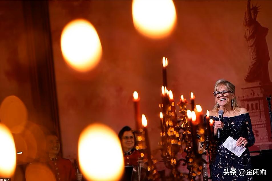 马克龙夫妇携手并肩,马克龙与妻儿出席活动