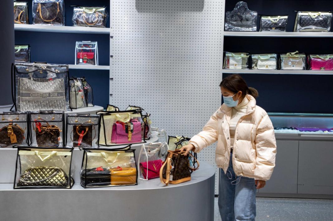 二手奢侈品行业里，买包理财、循环时尚藏不住个*欲人**望纠葛