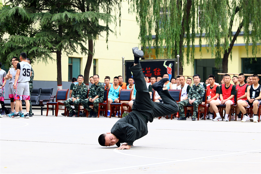 迎“篮”而上青春飞扬