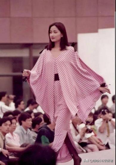 从追捧“丑模”吕燕到对眯眯眼说不，“高级脸”的pua该结束了