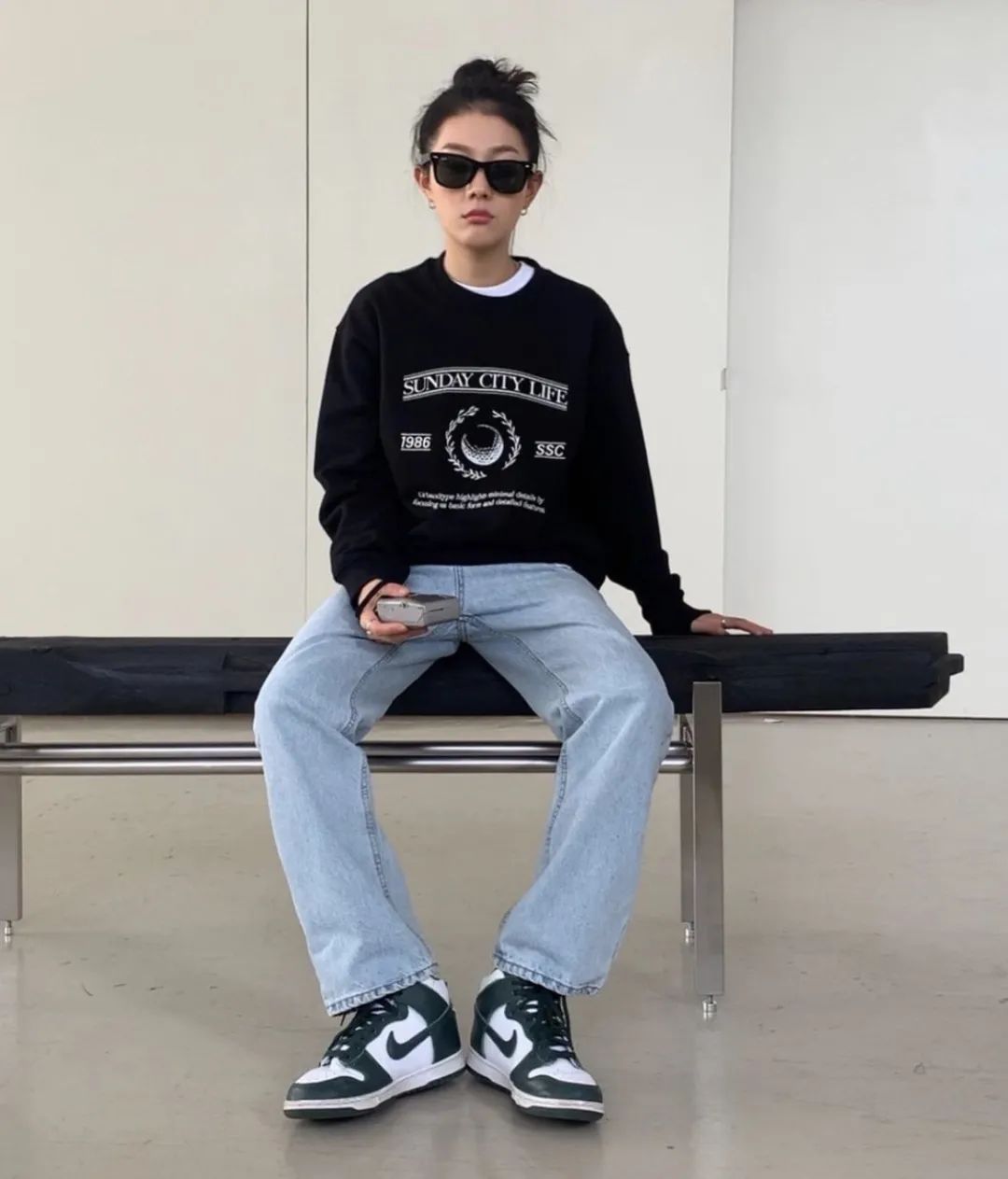 黑色卫衣如何内搭,黑色卫衣搭什么裤子好看