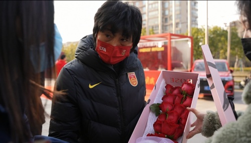 女神节致敬每一位最美巾帼英雄,铿锵玫瑰荣耀绽放致敬中国女兵