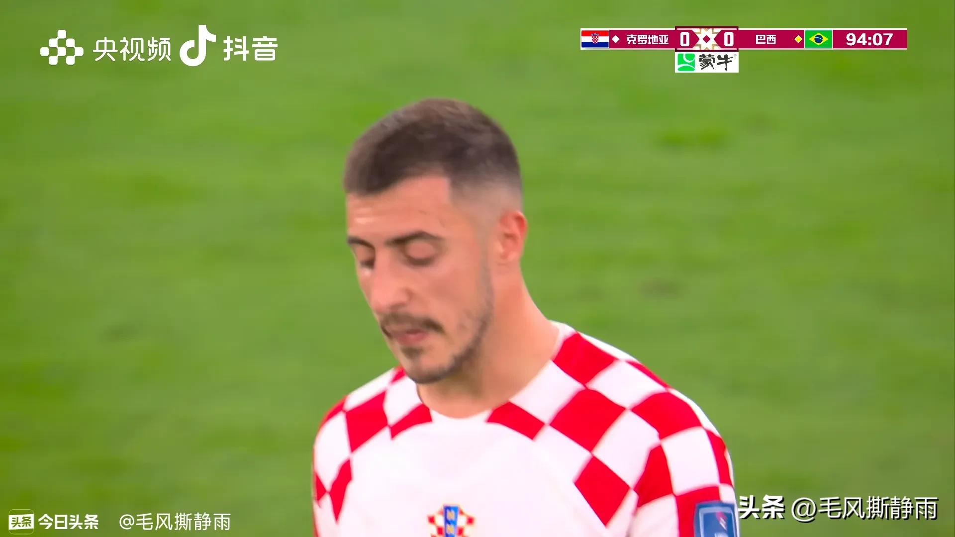 莫德里奇归队加持克罗地亚,莫德里奇和队友讨论克罗地亚