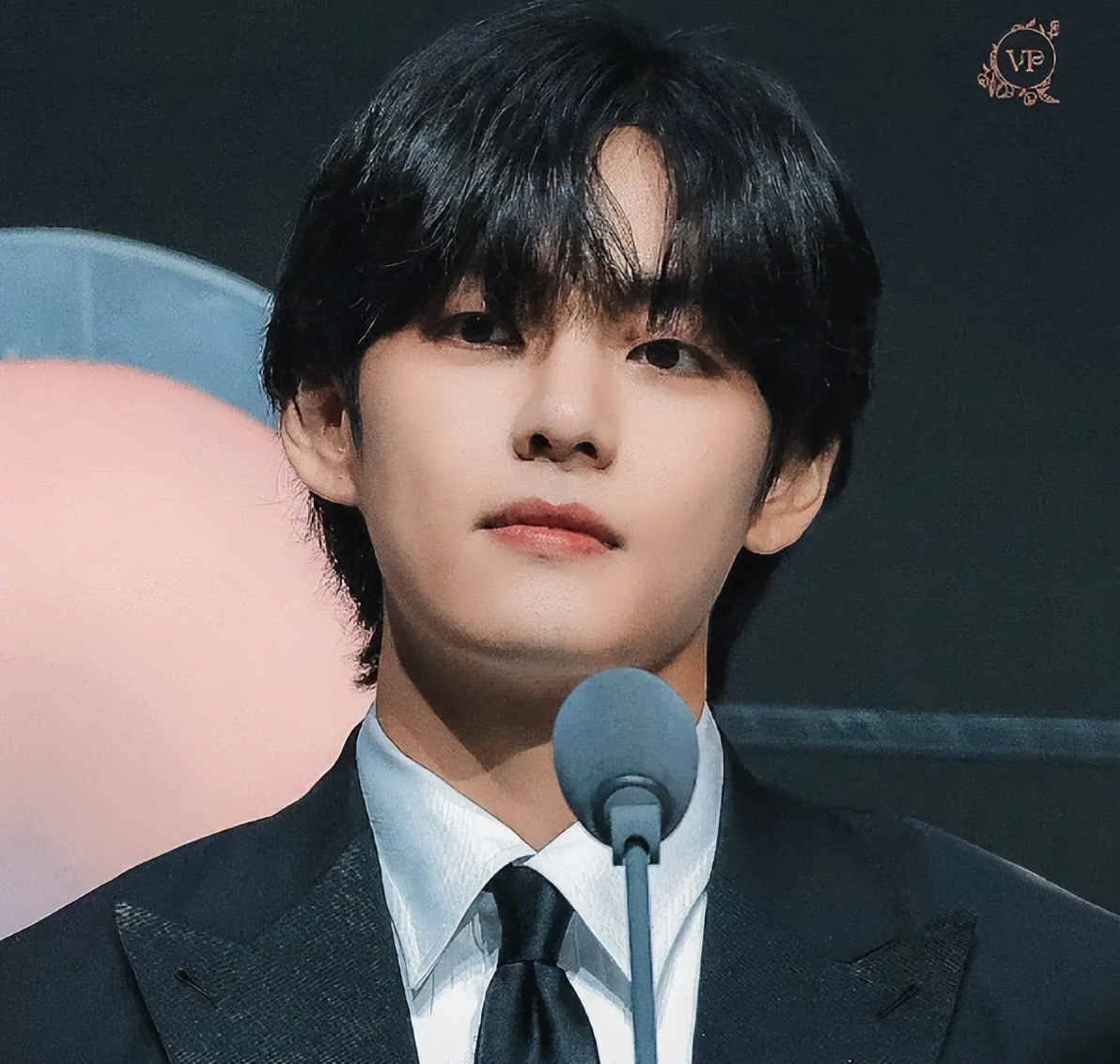 金泰亨solo专辑由闵熙珍制作,金泰亨提及郑秀晶视频