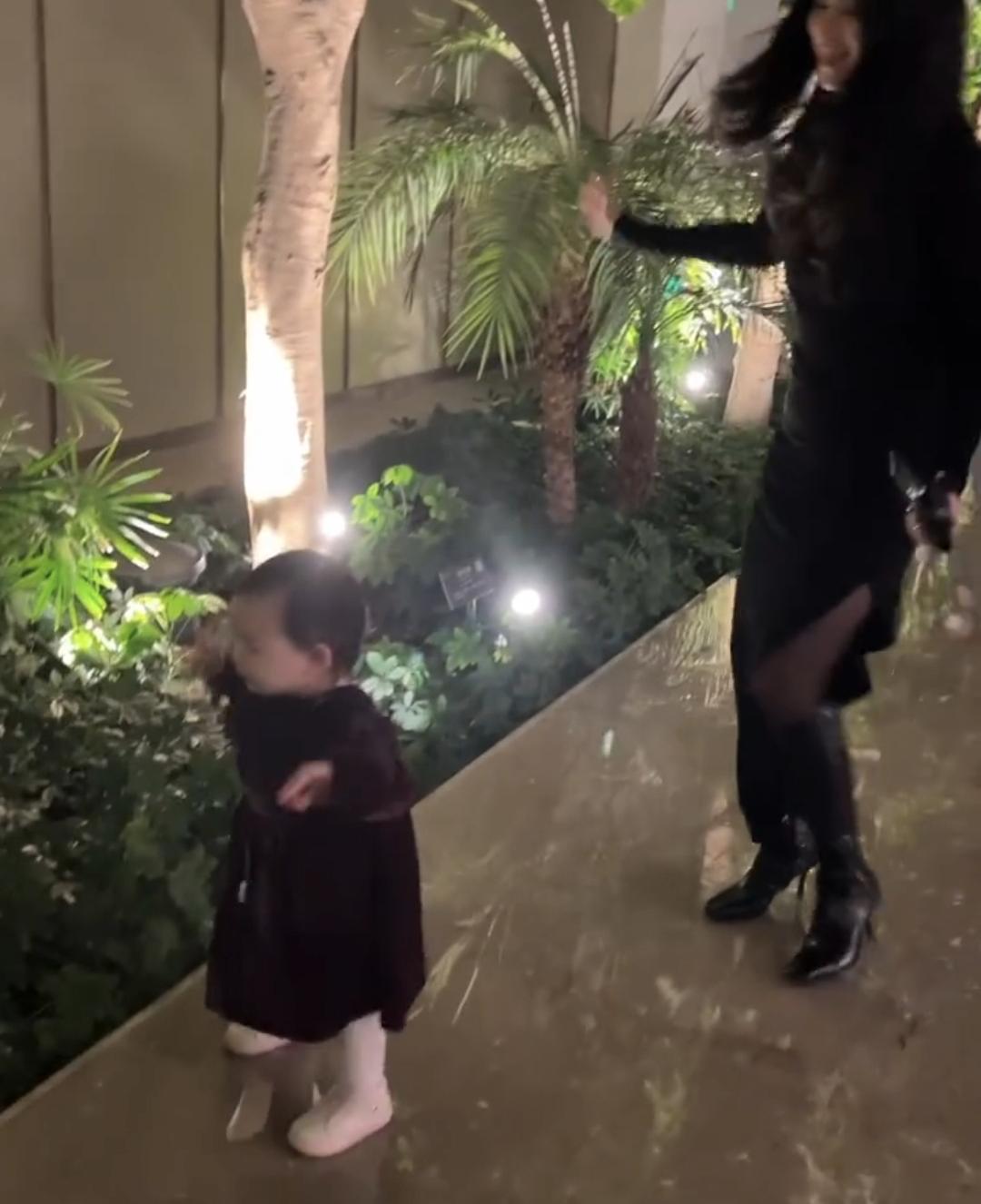 朱珠晒与丈夫神剧合照,朱珠与老公深夜街头互动甜蜜