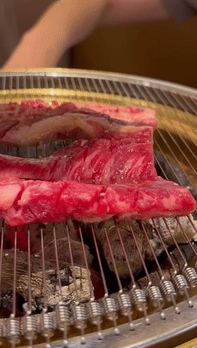 食光里丨每天都在排队的烤肉店，石景山这个“老太太”厉害了