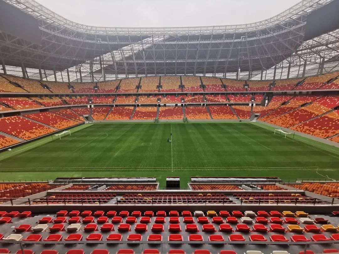 两座总冠军奖杯,两座冠军奖杯