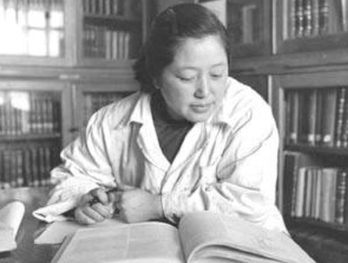 居里夫人何泽慧简历,何泽慧与居里夫人合影照片