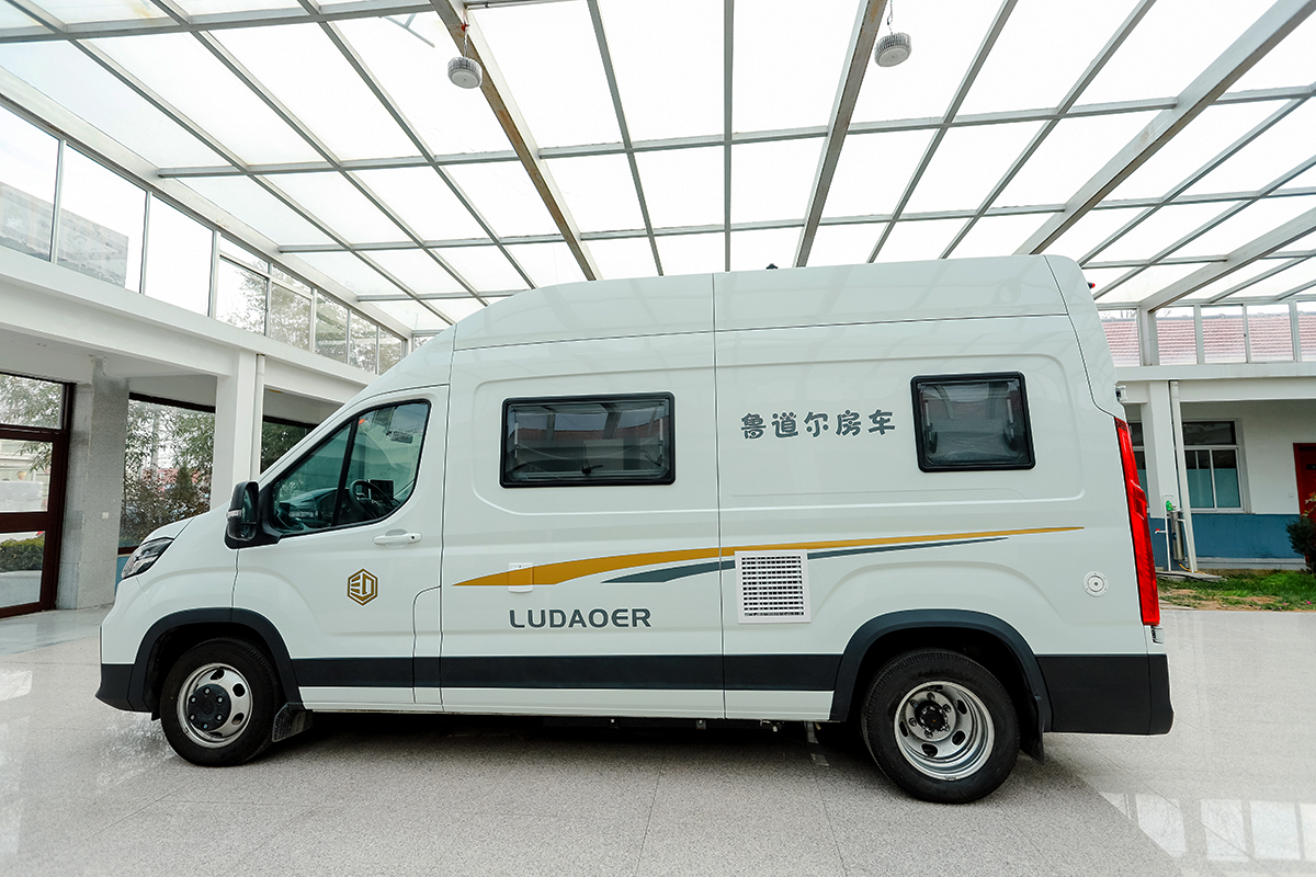 鲁道尔房车效果图,豪华卫浴分离房车