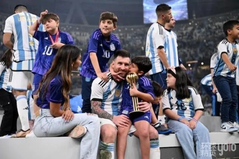 梅西和他的老婆赛后坐领奖台,梅西夺冠和妻子拥抱