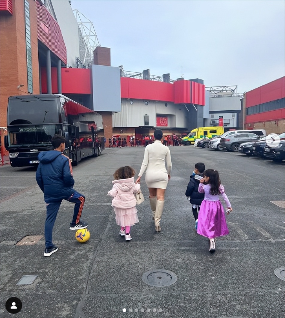 乔治娜送c罗礼物视频,乔治娜送C罗劳斯莱斯