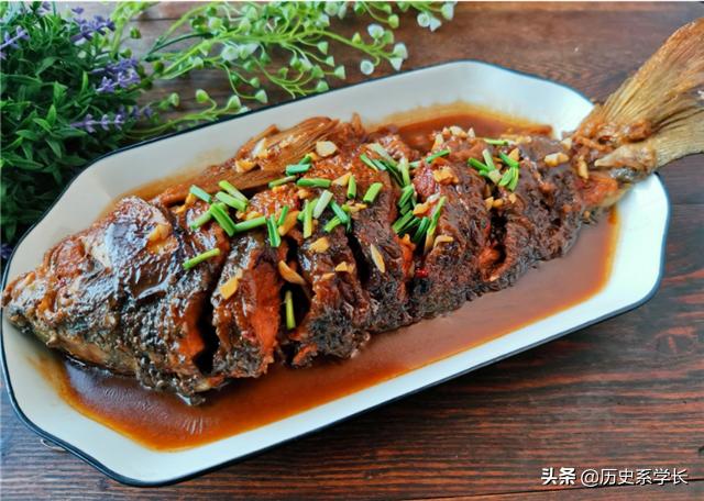 除夕夜的晚上有一道菜，晚辈不能动筷子，并且吃它还有三点讲究