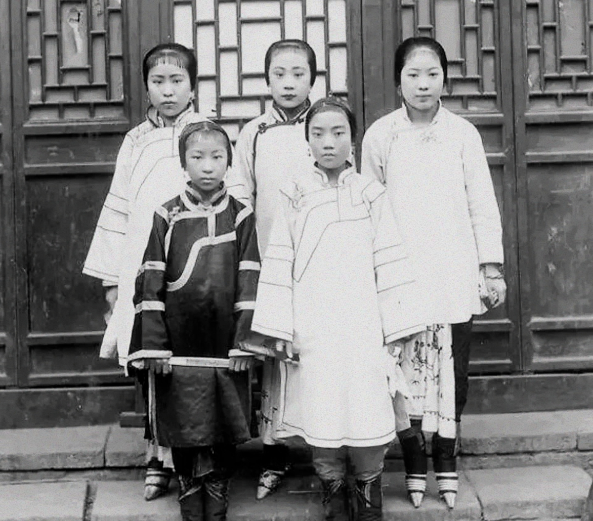 以脖子长为美的民族，脖子上戴满重铜环，一生只有3次机会取下