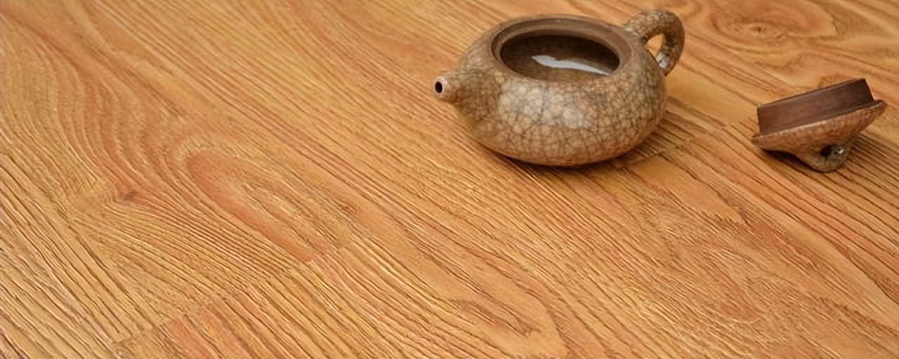 实木复合地板是打蜡还是用精油好,复合地板可以用大理石打蜡吗