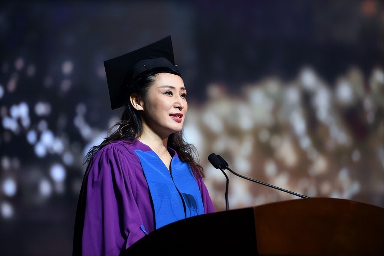 她被誉为最美女校长，39岁成教授，49岁当大学校长，54岁知性美丽