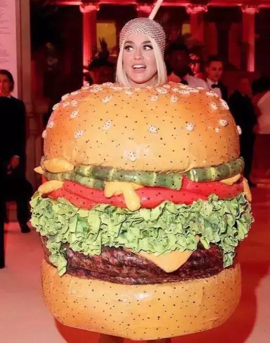 为什么欧美红毯造型那么夸张,国外惊人红毯