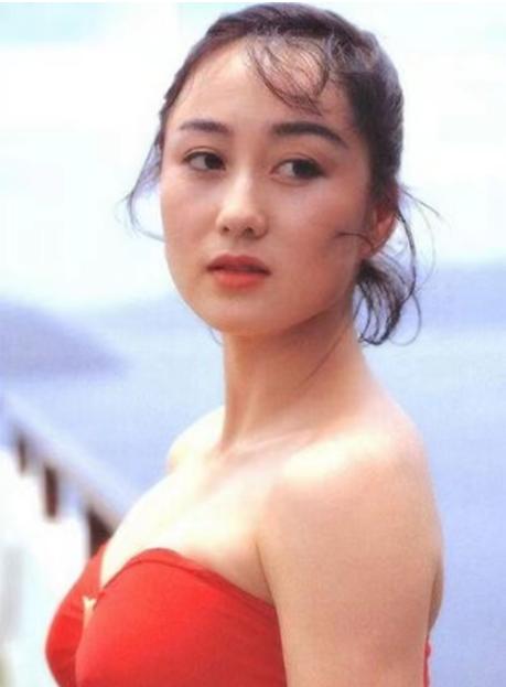 情义千斤不敌胸脯四两的意思,情义千斤不敌胸脯二两