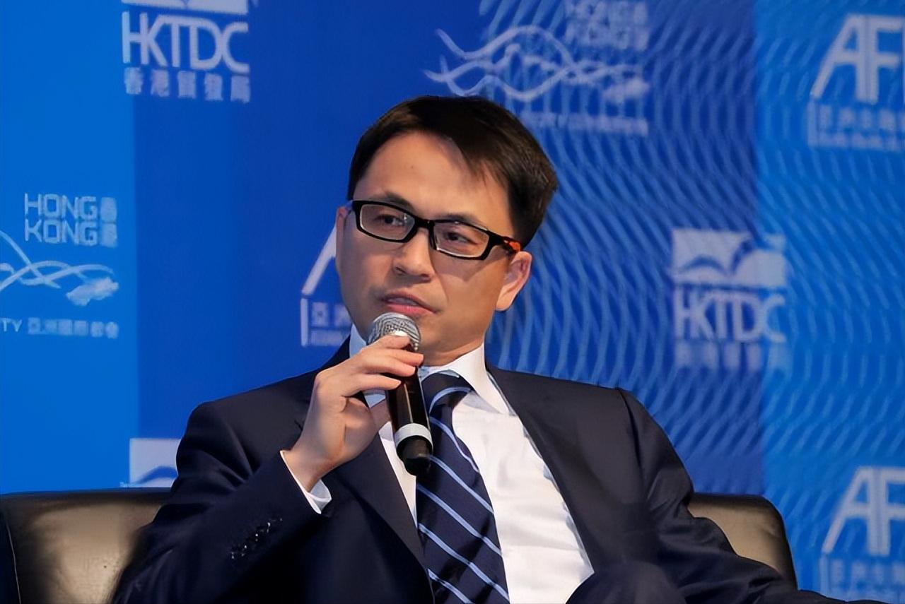 从学渣到投资大神,回报率比巴菲特还高,5000亿资产如今巨亏裁员