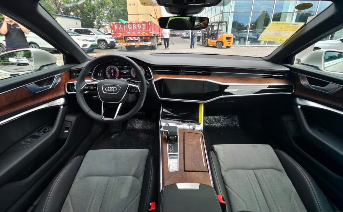 外观更加年轻新款奥迪a6l实车曝光,燃油版a6