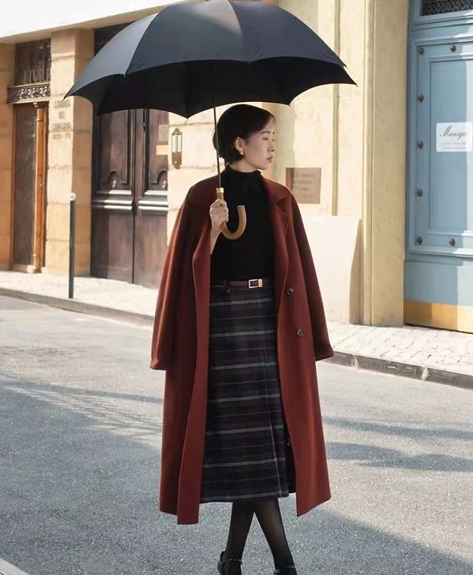 这才是普通中年女人该有的初春穿搭：呢大衣+过腰裙，优雅又减龄