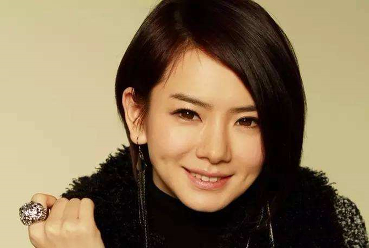 有美人尖下巴的明星,下巴不尖但很平的明星