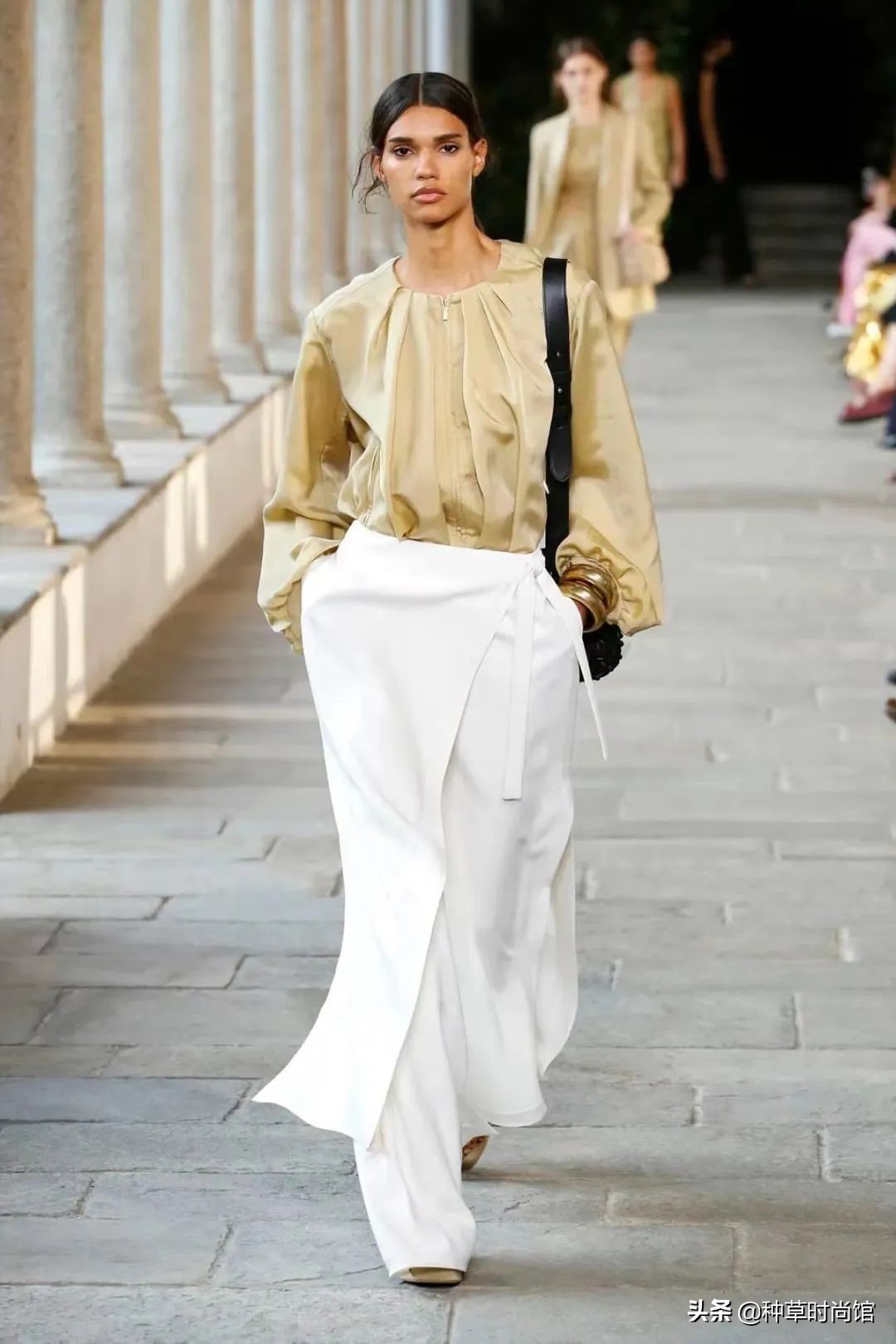 今年流行穿什么裤子和裙子,今年流行裙子配什么裤子