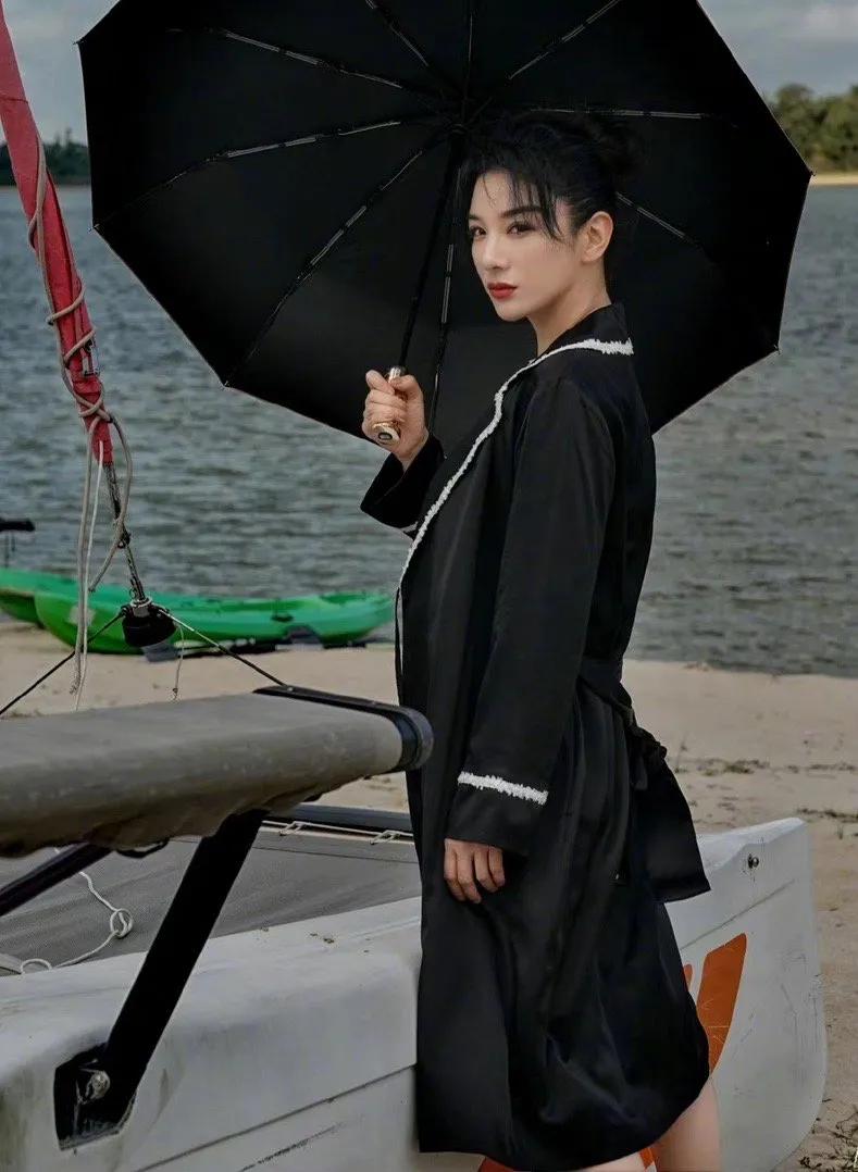 黄奕穿丝绸睡袍身材太好了，成熟有韵味女人好迷人