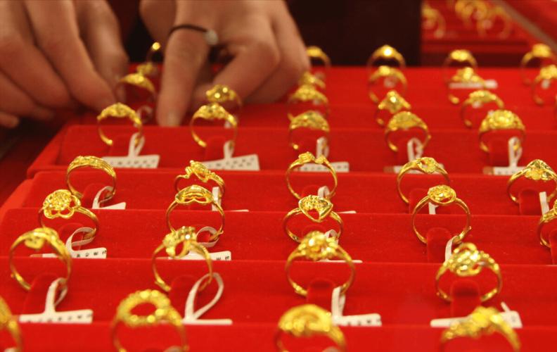 街上开了很多黄金店怎么赚钱的啊,开个黄金饰品店怎么样