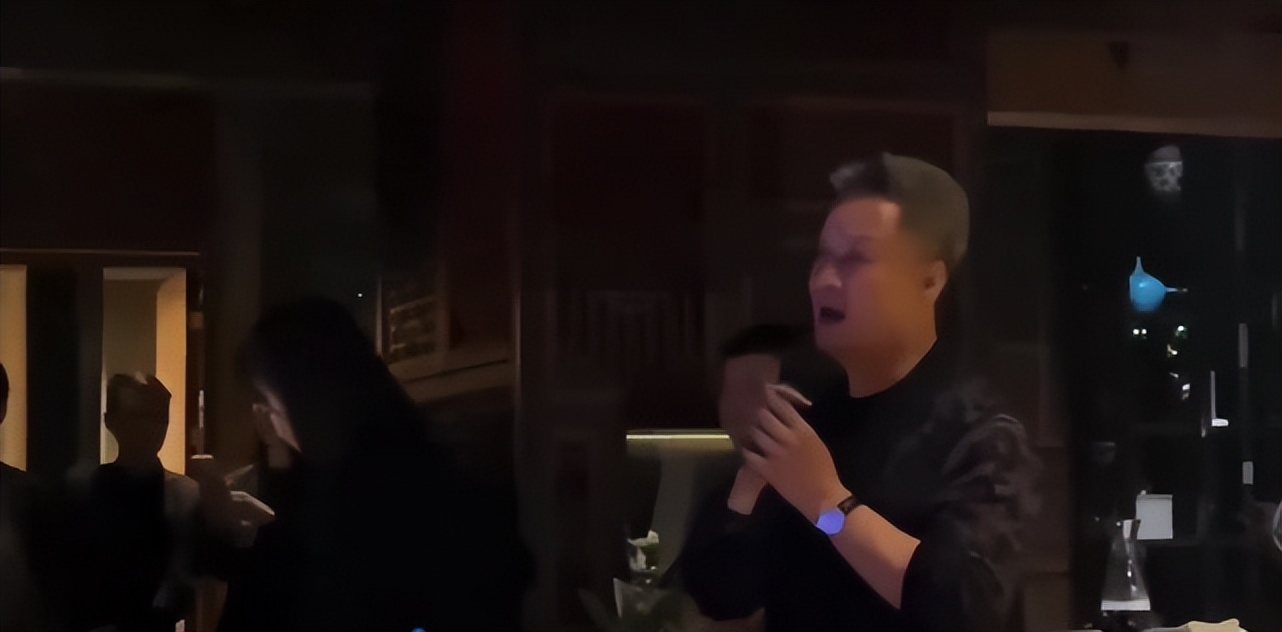 向太穿礼服,向太穿衣打扮