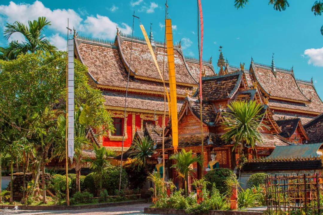 西双版纳的狂欢泼水节,西双版纳傣历1377年泼水节视频