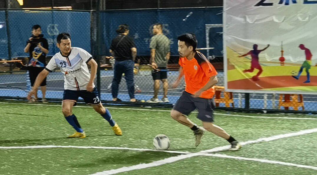 芝罘首届社区足球赛圆满收官,烟台芝罘区广场比赛