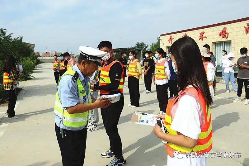 交警进学校开展暑假交通安全教育,民勤县公安交警走进驾校