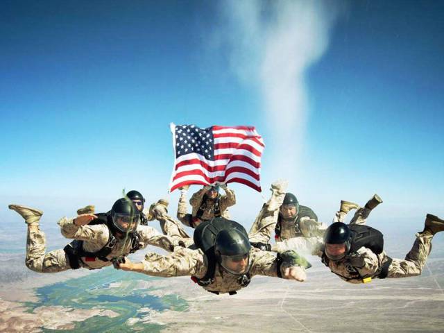 79个难得一见照片，飞机释放烟雾弹，逃票的女乘客，飞翔的蝙蝠