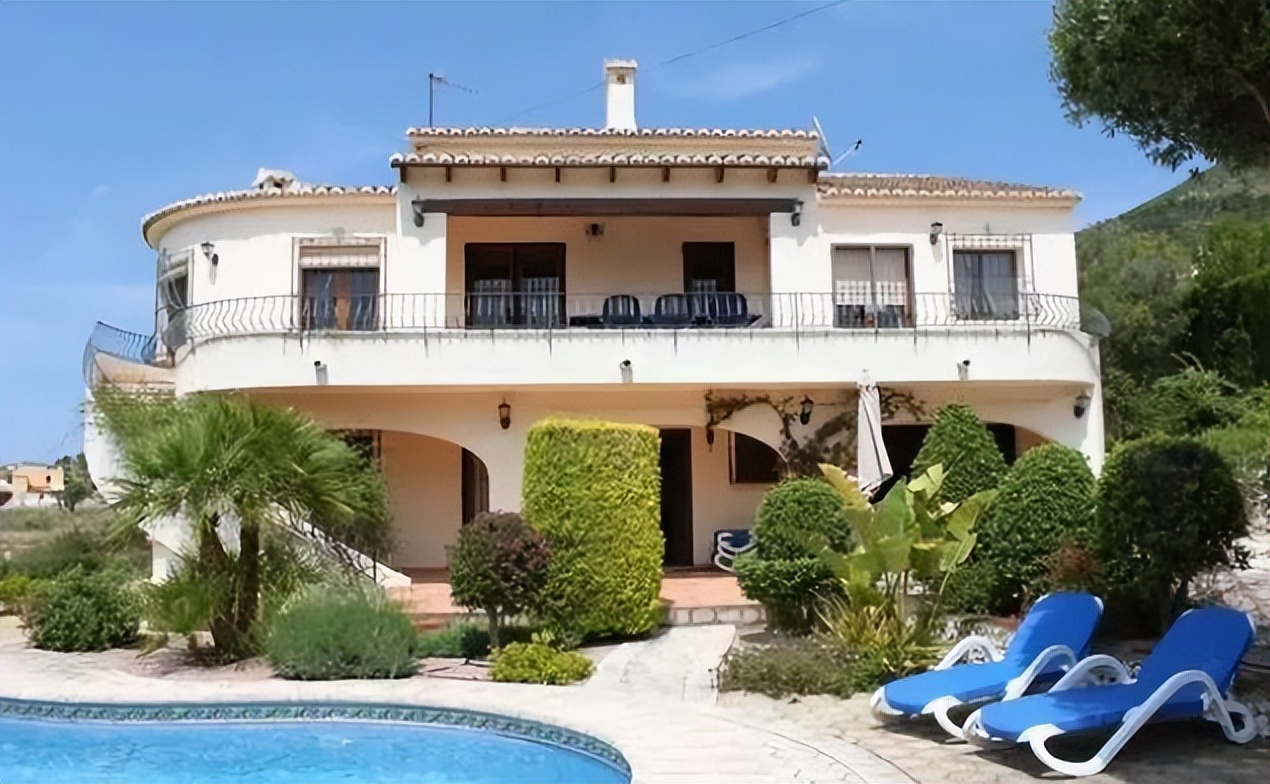 泰国皇后妮莎百科,泰国皇后妮莎颜值