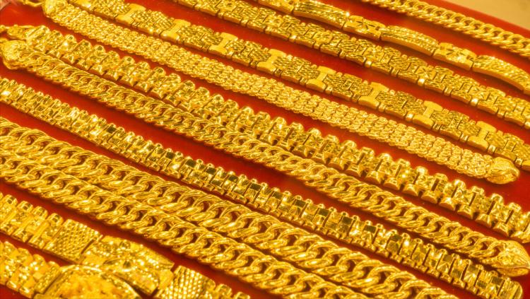 用完的牙膏千万别扔放在马桶水箱,用完的牙膏管不要扔