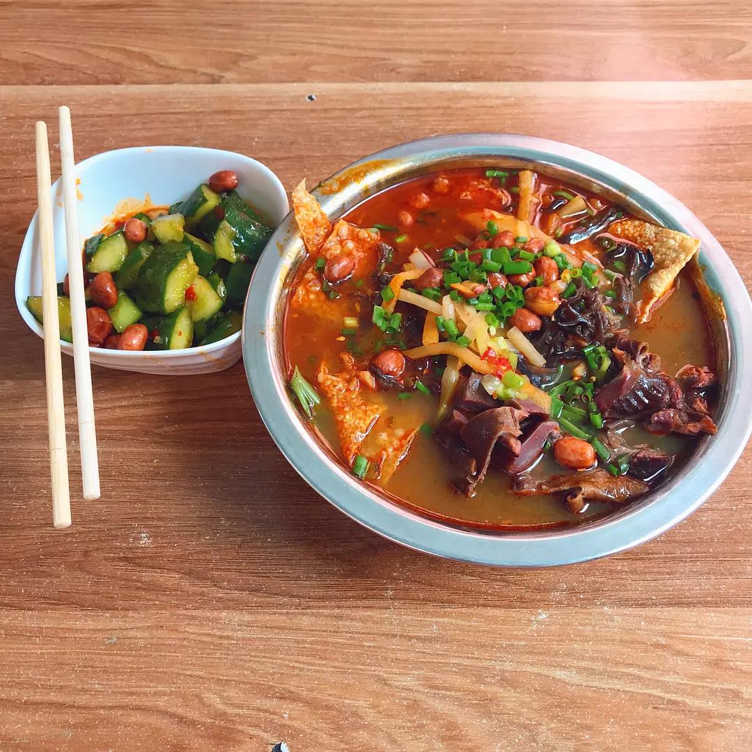 柳州10元一碗粉多菜,柳州最多配菜的螺蛳粉