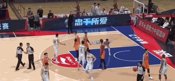 李春江提前猜到杨鸣的绝杀战术，指挥刘铮机智走位断掉赵继伟运球