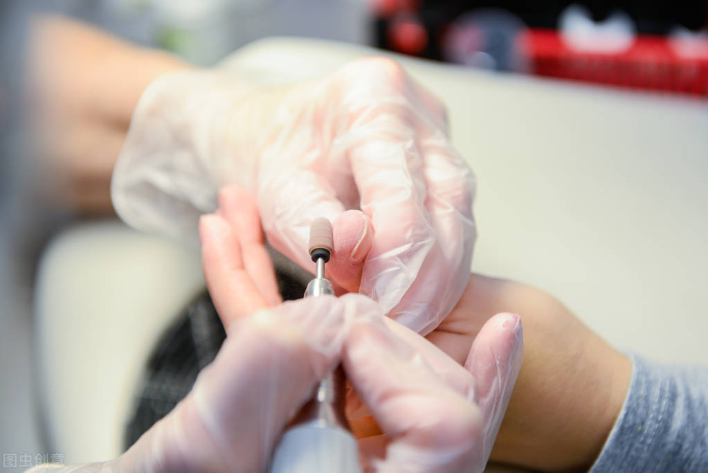 22岁入行美甲师晚不晚,美甲师一般学多久可以工作