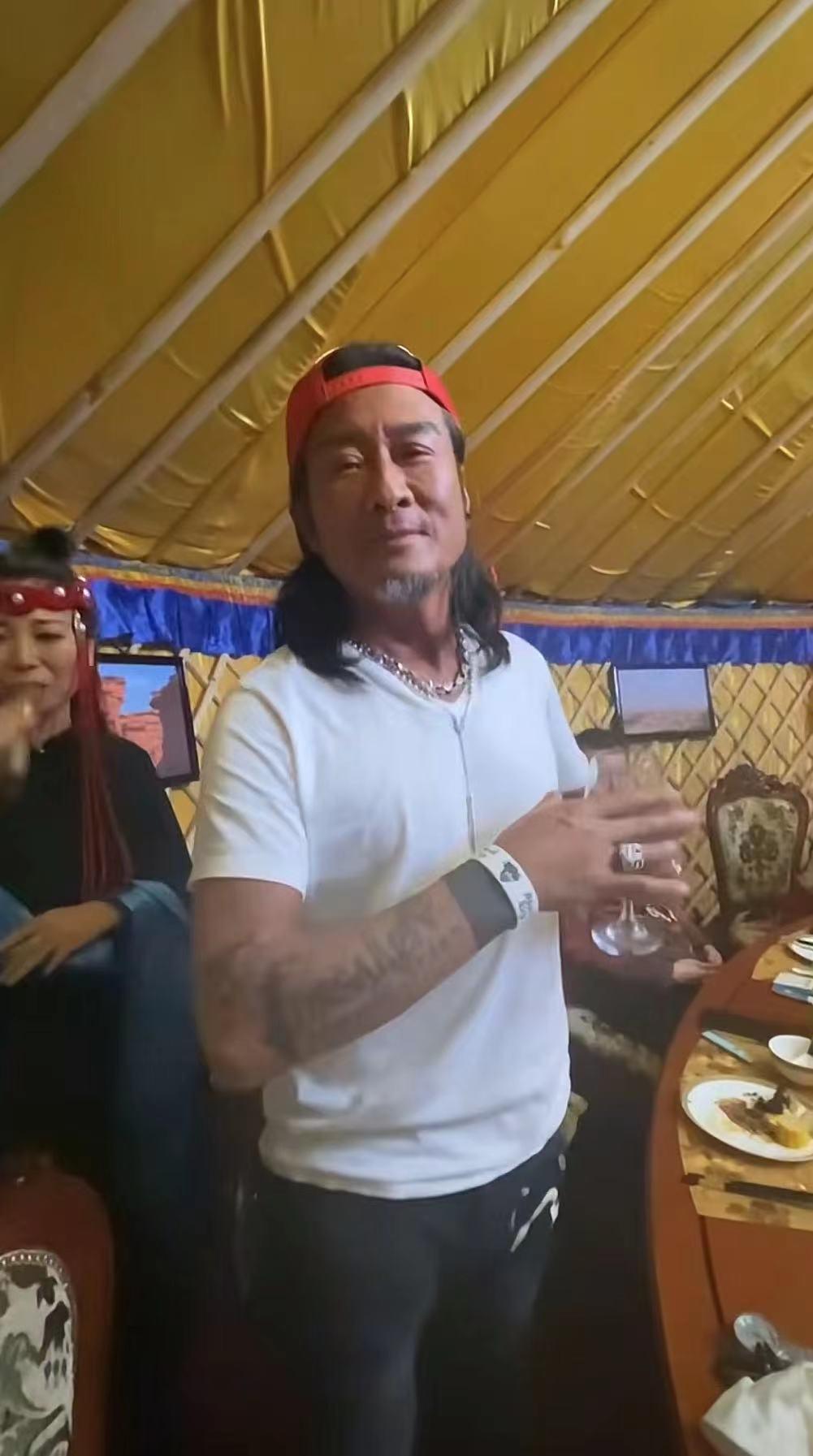 58岁孙兴晒演出视频,孙兴慜吃酒席随礼