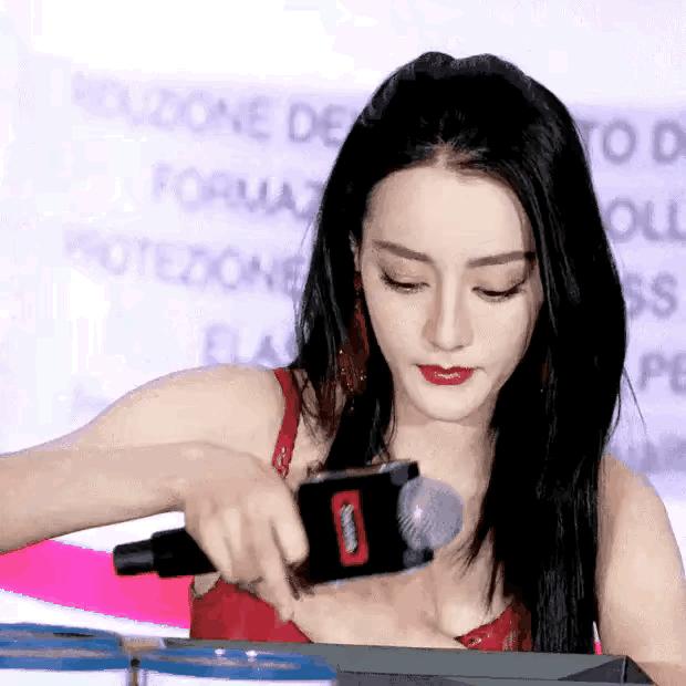 “酥胸半露”却偏要捂着,故作矜持,有一种尴尬叫迪丽热巴玩性感