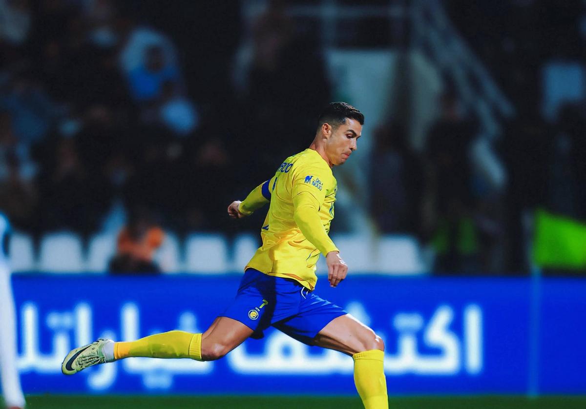 利雅得胜利c罗菱角度破门,c罗任意球破门利雅得现场视频