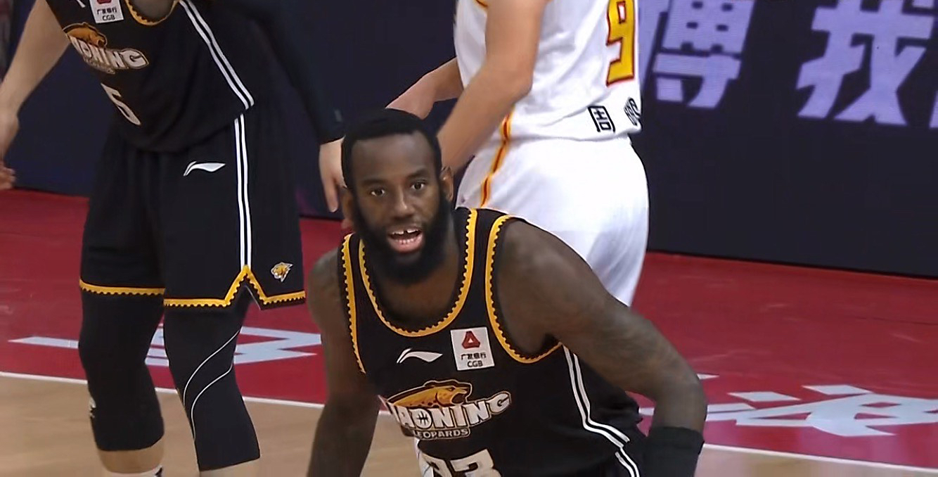 辽宁半场13记三分,赵继伟投进三分杨鸣表现