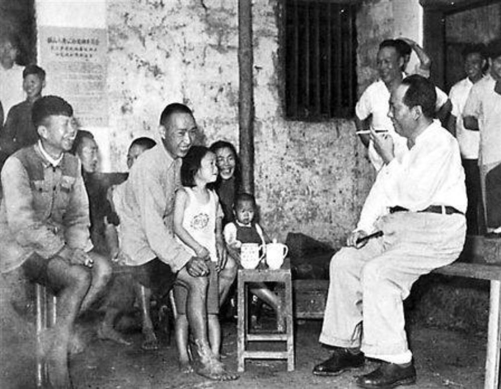 毛主席时隔32年回韶山，看到父母墓地破烂不堪：都不要修，就这样