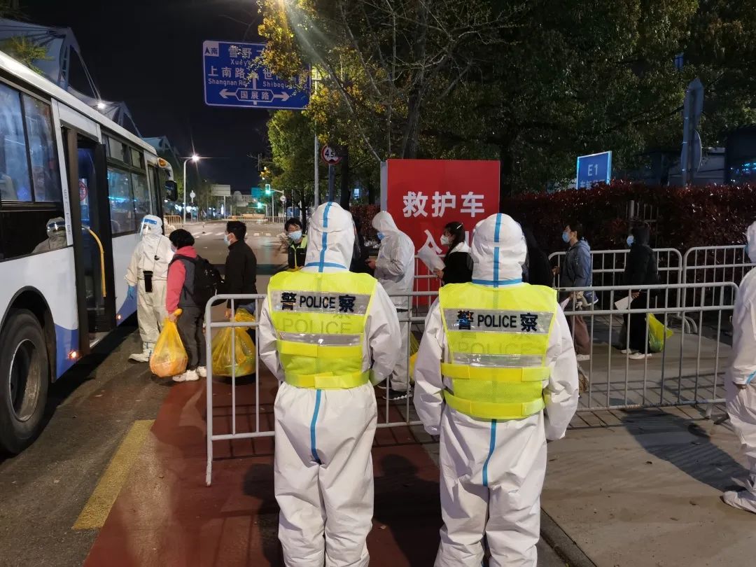 【*党**旗飘扬在一线】勠力同心赤诚守“沪”——世博展览馆方舱医院安保警队风采展示