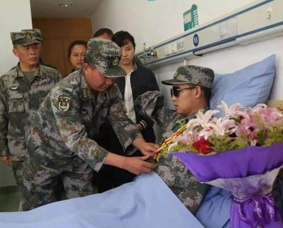 排雷战士杜富国荣获几等功,排雷英雄杜富国授勋荣誉称号仪式